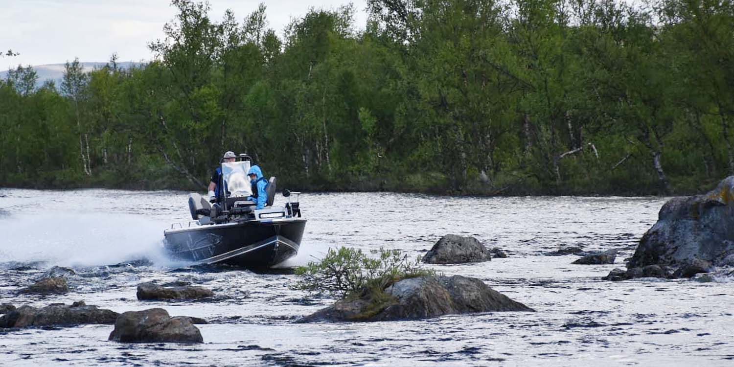 En båt åker på en älv