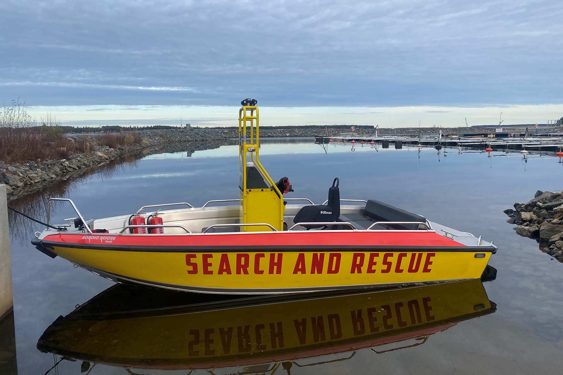 Search and Rescue-båt i vattnet